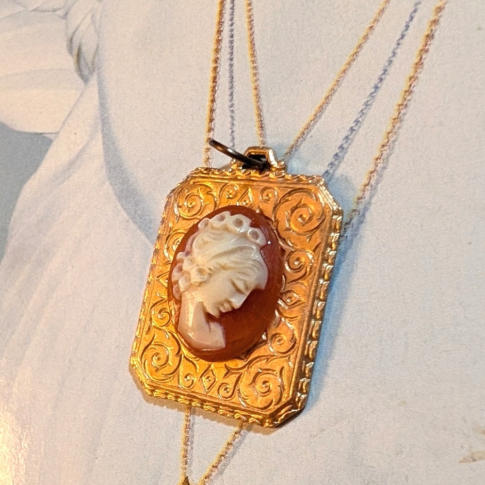 Antique Carved Shell Cameo Pendant - Picture 5 of 8